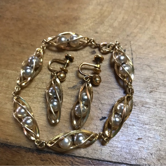 Vintage Faux Gray Pearl Gold Tone Bracelet Drop Screw Back Earrings Set - Picture 2 of 10